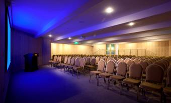 CORRALCO-RESORT-DE-MONTAÑA-auditorio