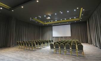 Hotel-Cumbres-Lastarria-Salón-Gran-Matta-montaje-auditorio