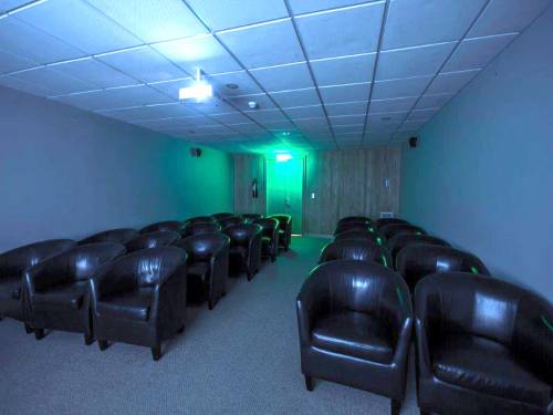 CORRALCO-RESORT-DE-MONTAÑA-sala-cine