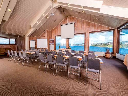 Hotel-Cabañas-del-Lago-salón-petrohue-1
