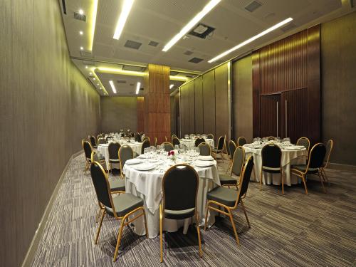 Hotel-Cumbres-Vitacura-Salón-Abetos-o-Hualtatas