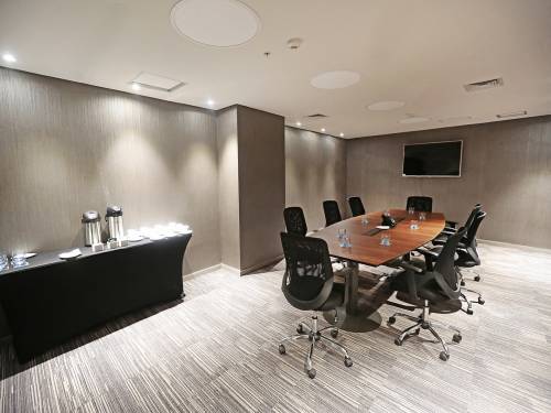 Hotel-Cumbres-Vitacura-Salón-Directorio-1