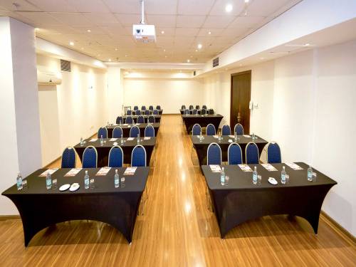 Hotel-Director-Vitacura-Salón-LONQUIMAY-montaje-ESCUELA