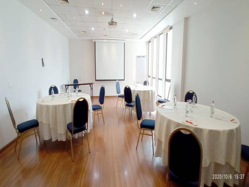 Hotel-Director-Vitacura-Salón-OSORNO-montaje-Mesas-Redondas