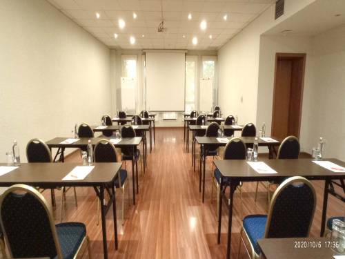 Hotel-Director-Vitacura-Salón-VITACURA-montaje-escuela