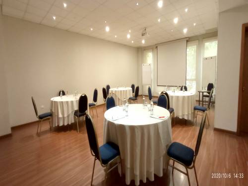 Hotel-Director-Vitacura-Salón-VITACURA-montaje-mesas-redondas