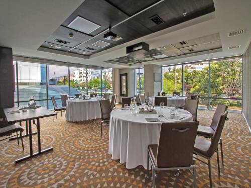 Hotel-Renaissance-Salón-Mañío-Media-Luna