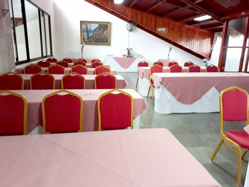 Hotel-Serena-Plaza-salón-Paihuano-escuela