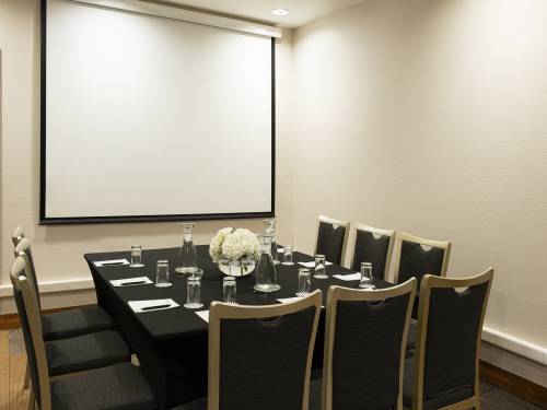 Pullman-Santiago-El-Bosque-Salón-Dakar